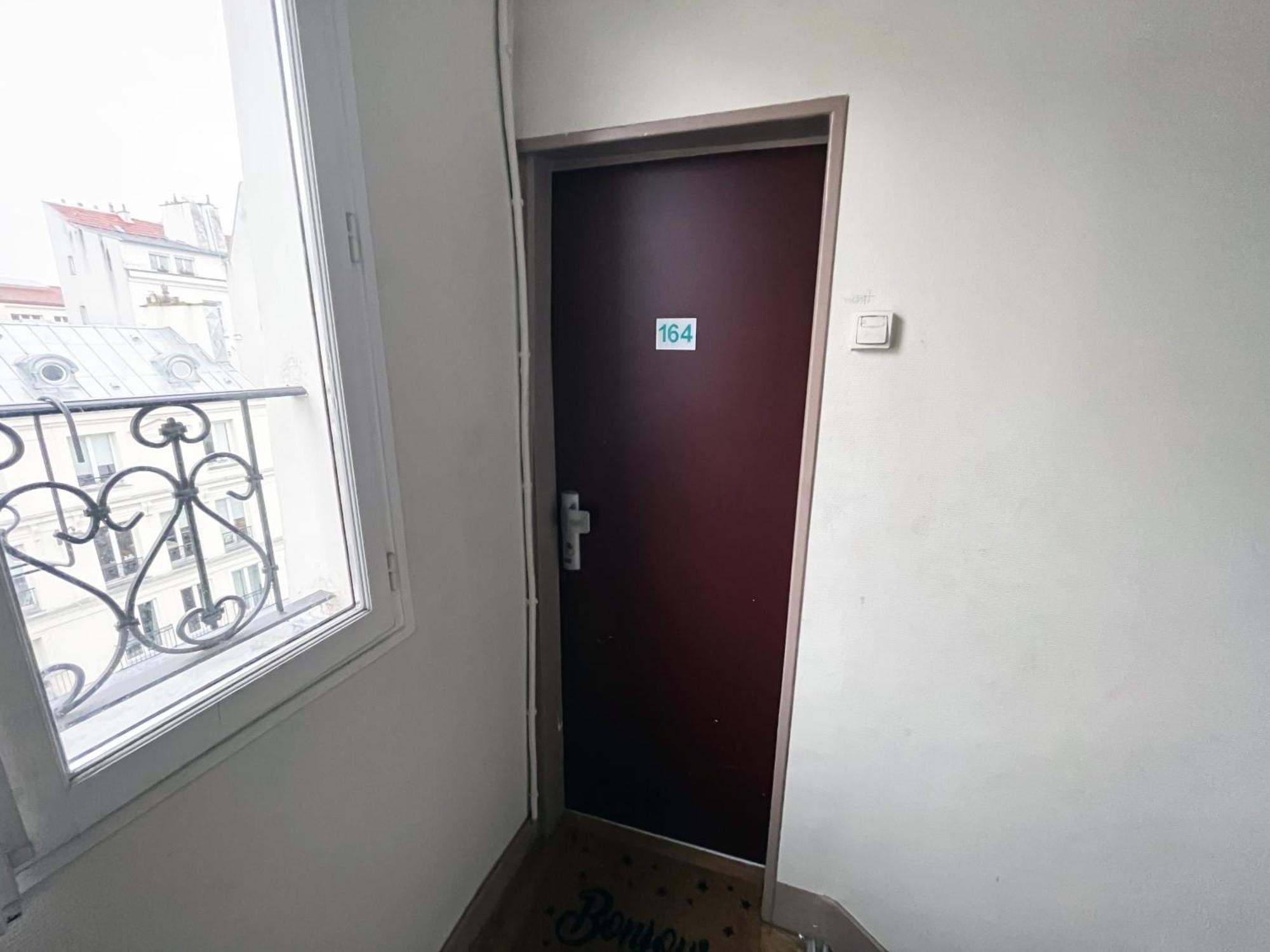 164 - Charming In Center Of * Paris