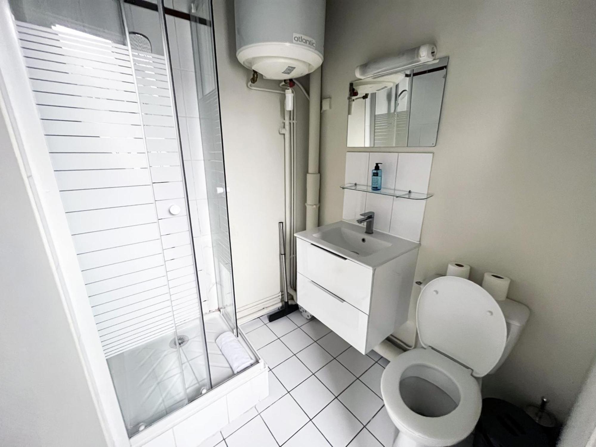 164 - Charming In Center Of * Paris